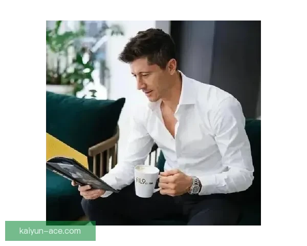 莱万多夫斯基青训出道故事引发关注，展现其足球生涯初期的成长历程