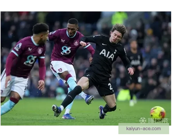 伯恩利重返英超后表现稳健，攻防两端展现竞争力